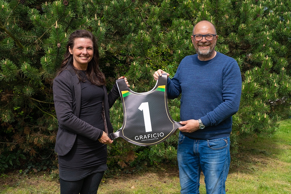 Foto von Stepahanie May von GRFICIO und Torsten Jürn (1. Vorsitzender MC Güstrow)